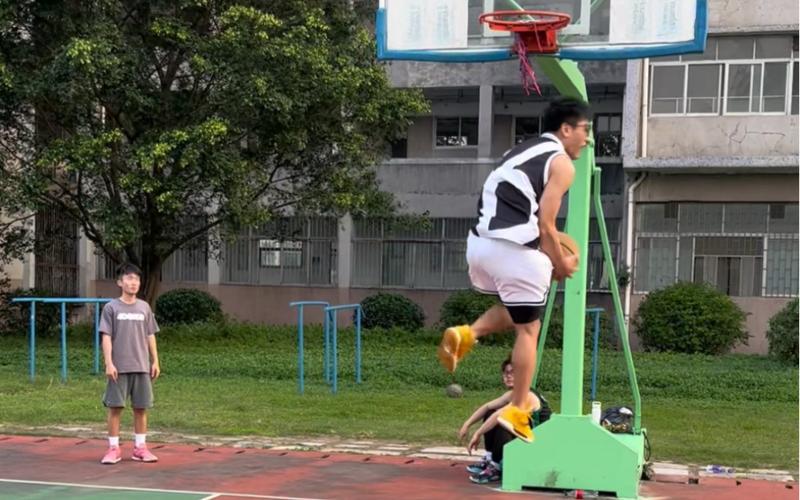 鲍勃的踢球